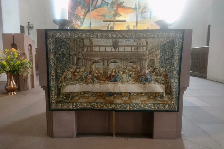 Fronleichnam in Miltenberg 2023: Geschmückter Altar in St. Jakobus d.Ä.